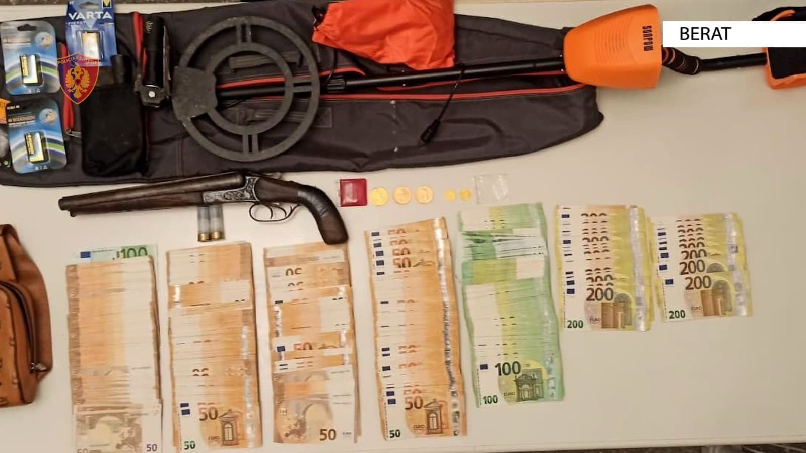 Monedha ari, pajisje metalkërkuese dhe 56 mijë euro, arrestohet një person në Berat