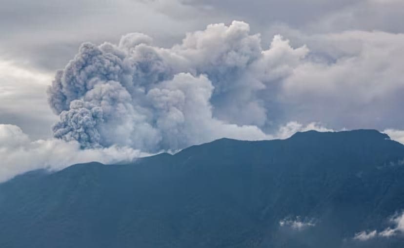 Shpërthen vullkani Marapi në Indonezi, 3 kilometër kolonë hiri dhe tymi