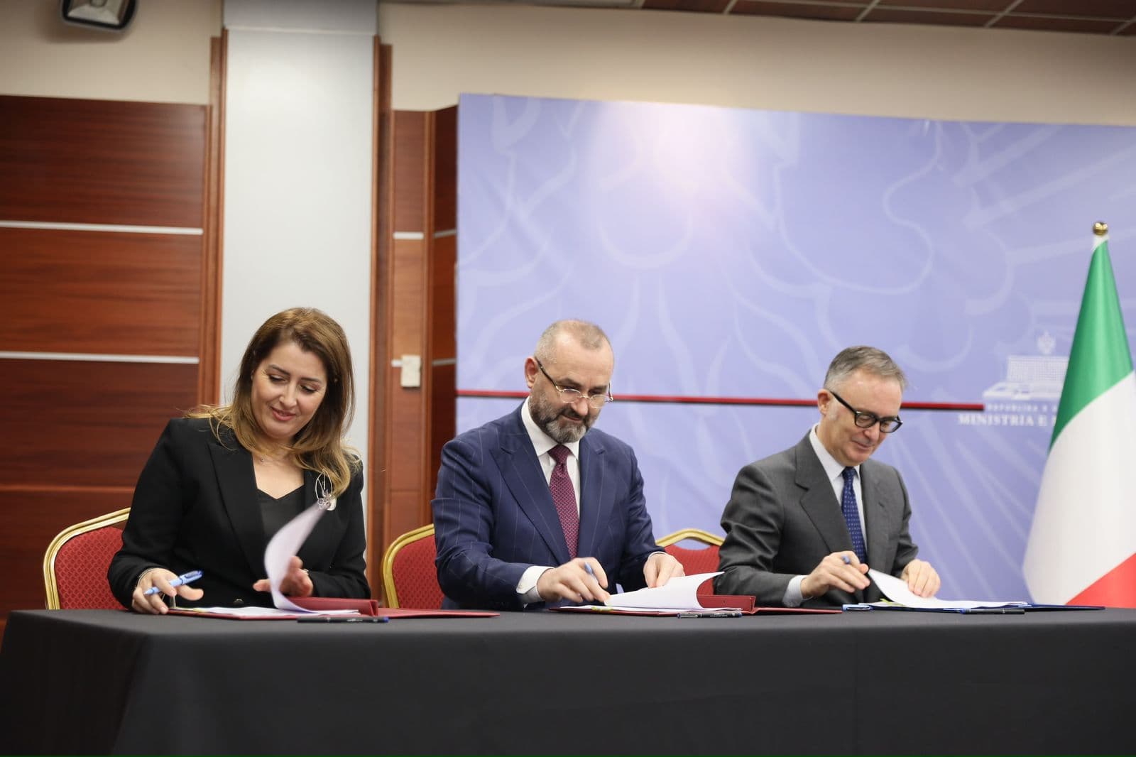 Manastirliu-Manja, firmosin marrëveshje për edukimin në shkolla kundër korrupsionit