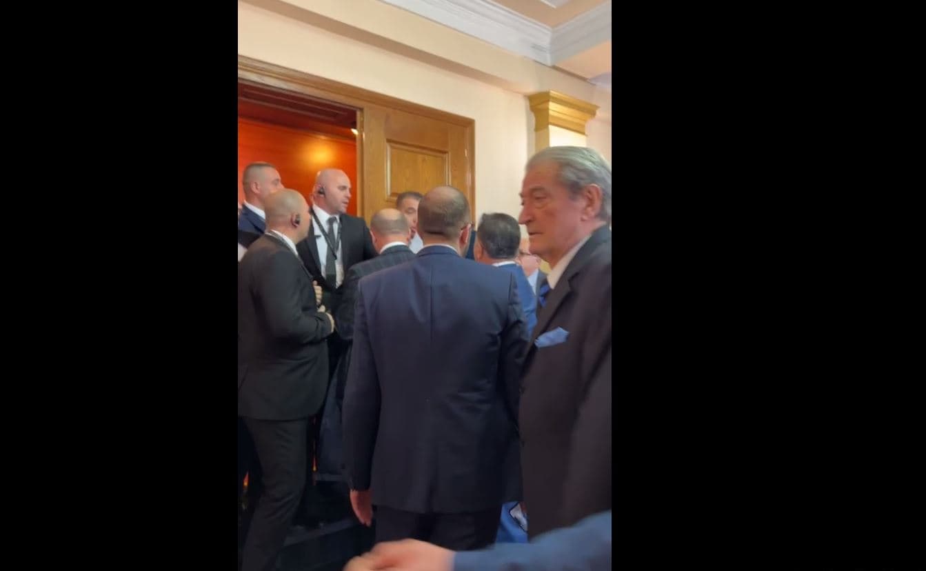 Përplasje mes Gardës dhe deputetëve të opozitës, Berisha flet nga Facebook: Pse keni nevojë për mbrojtje (VIDEO)