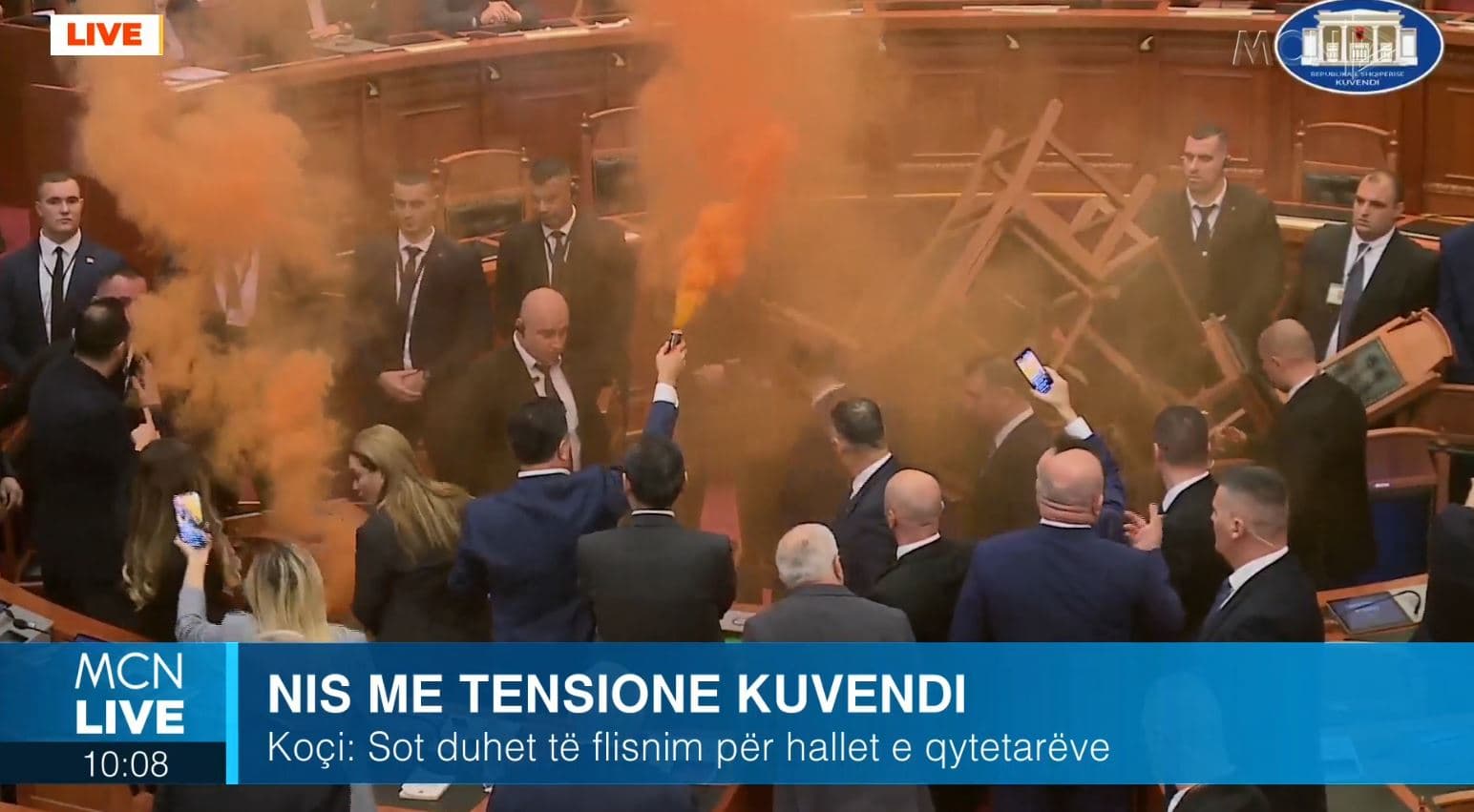 Deputetët e opozitës hedhin tymuese në Parlament, Nikolla përjashton Nokën. Mbyllet seanca (VIDEO)