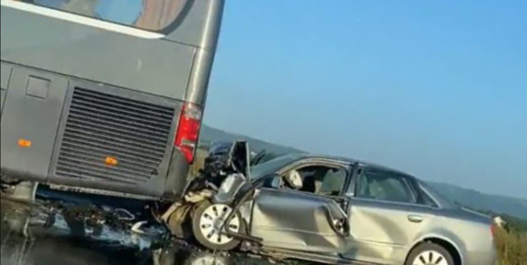 Autobusi përplaset me një makinë në aksin Fier-Patos, plagoset drejtuesi i 'Benz'-it