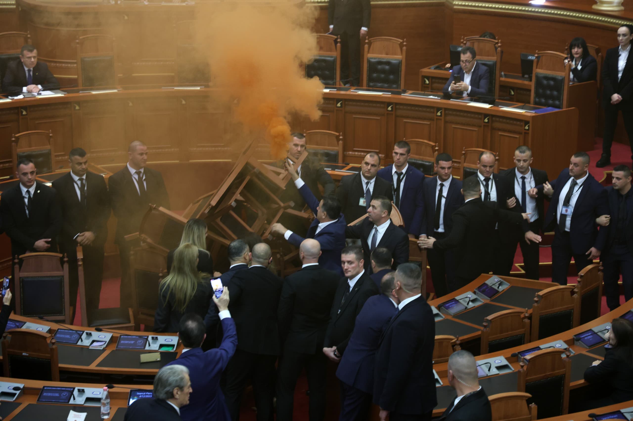 Tensionet dhe tymi në Kuvend, Balla citon Kodin Penal: Rrezikohet deri në 5 vite burg