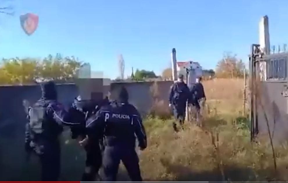 Zbulohet baza e grupeve kriminale në Kurbin/ Sekuestrohen targa e motorë, eksplozivë dhe veshje kamuflazhi (VIDEO)