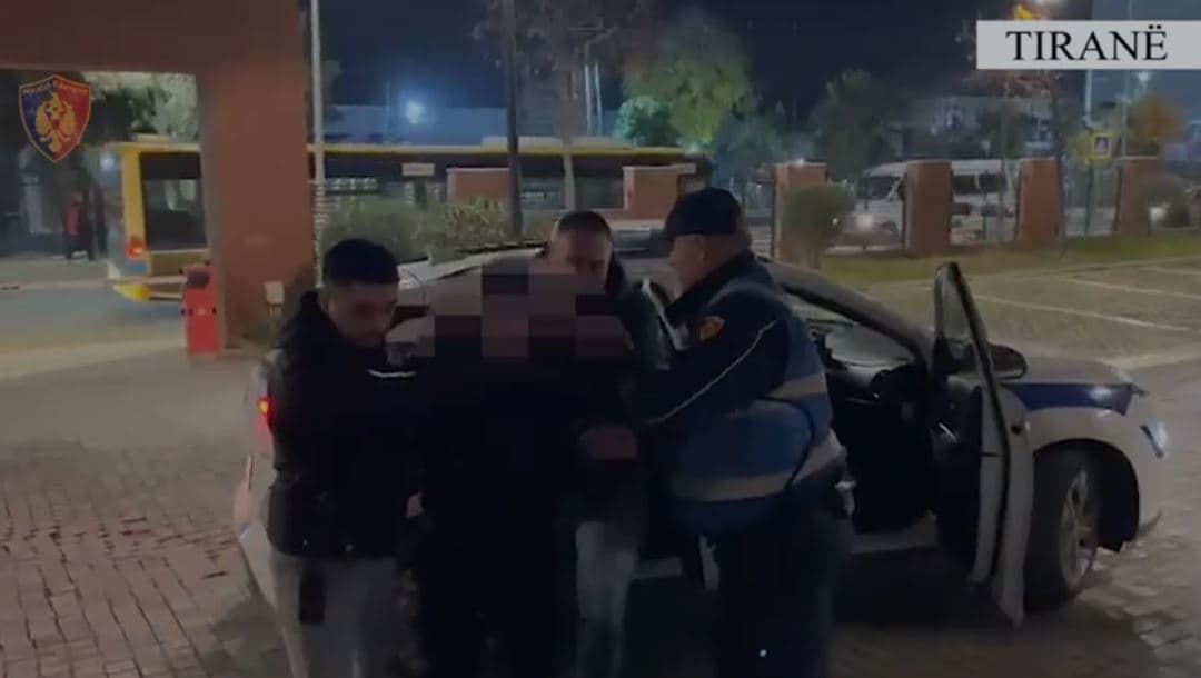 Përndiqte prej kohësh një vajzë, arrestohet një person në Tiranë me municion luftarak 