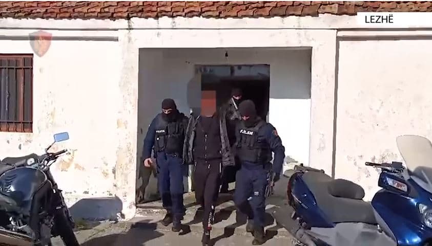  Zbulohet baza e grupeve kriminale në Fushë Kuqe, arrestohet pronari i banesës 