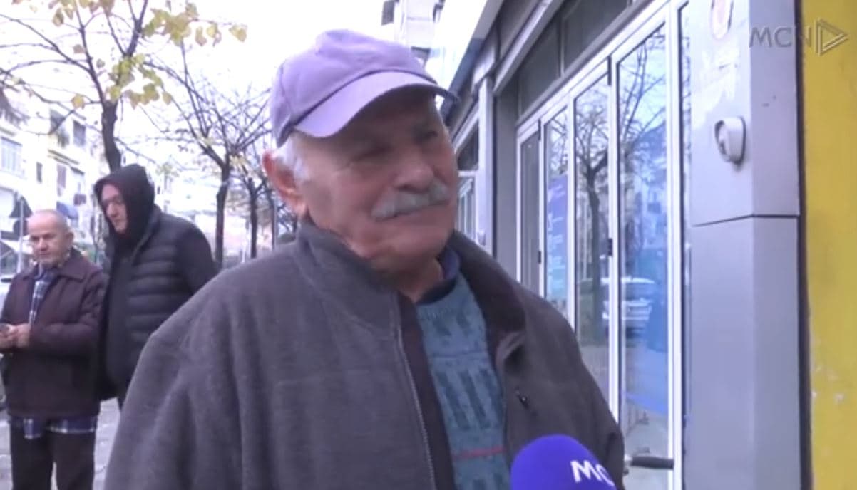 Pensionistët në radhë për bonusin/ Dyndje në posta, shpërndarja gjatë gjithë muajit (VIDEO)