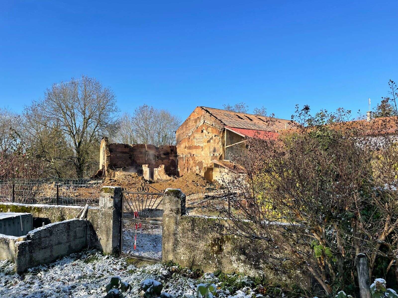 Franca nën shok, 15-vjeçari rrëfen se ka vrarë prindërit dhe i ka vënë zjarrin shtëpisë