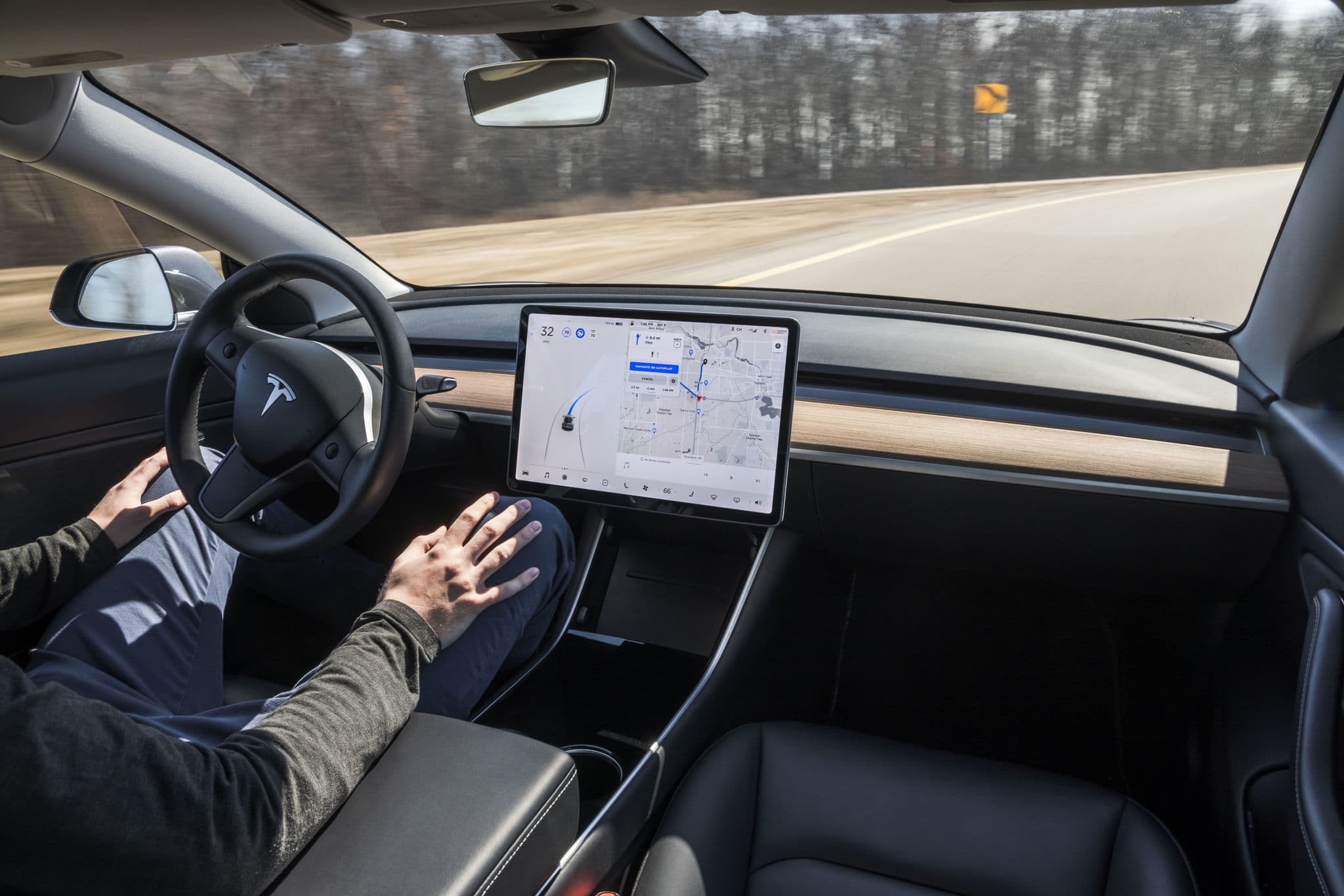 Ish-punonjësi i Tesla-s hedh dyshime mbi sigurinë e makinës në rrugë
