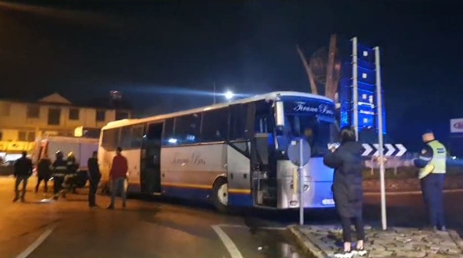Autobusi me pasagjerë përfshihet nga flakët në hyrje të Elbasanit