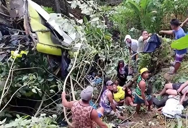 Filipine/ Autobusi bie në përrua, 16 të vdekur dhe 12 të plagosur