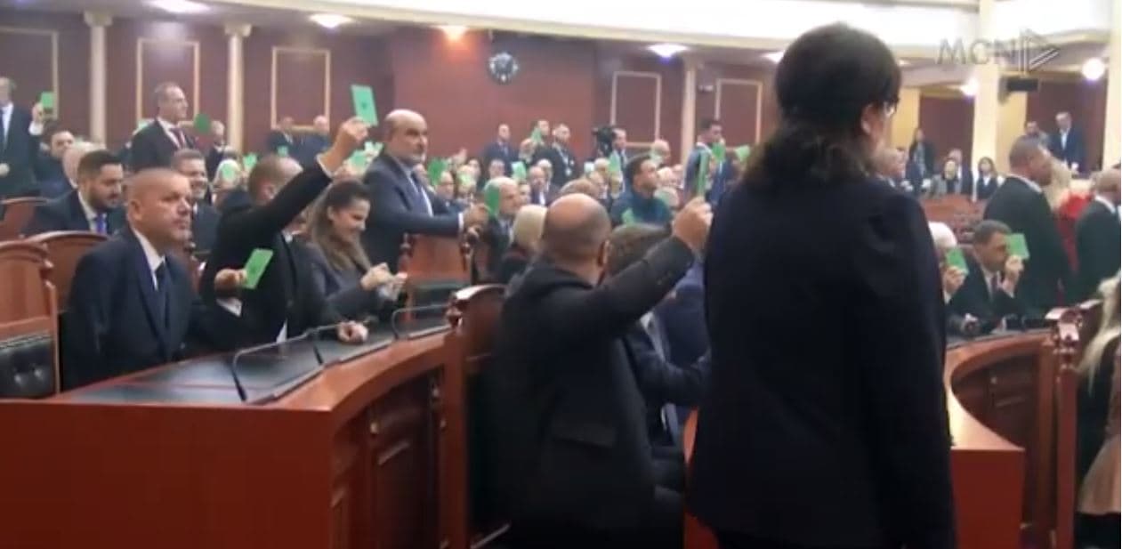 7 minuta për 7 miliardë euro, buxheti miratohet mes kaosit dhe shashkave