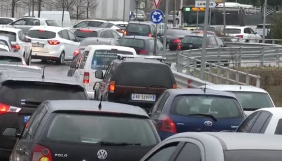 TEG krijon trafik të rënduar, drejtuesit e mjeteve: Kemi mbi 1 orë që presim (VIDEO)
