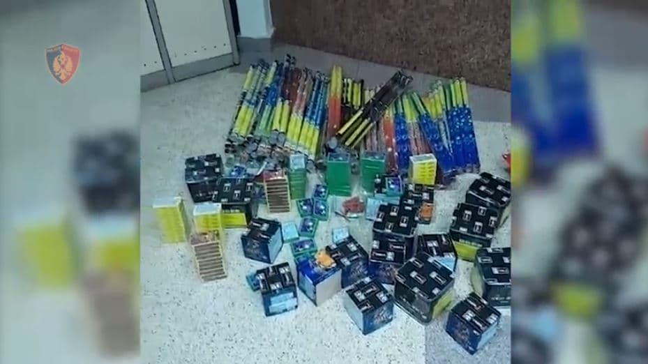 Tenton të kalojë në Qafë Morinë me lëndë piroteknike dhe mall të padeklaruar, vihet në pranga 