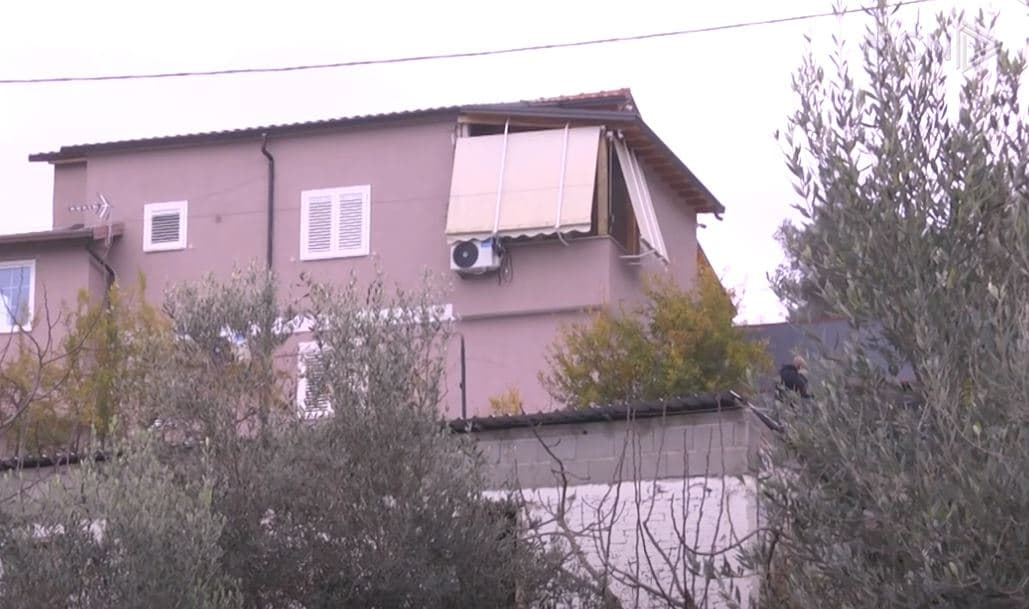 5 grabitës me uniforma policie kërcënojnë me armë në fshatin Prush, përplasen me policinë (VIDEO)