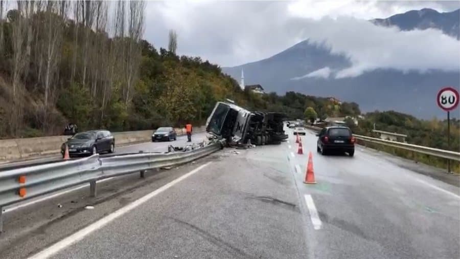 Përplasen 6 makina në Rrugën e Kombit, dy të plagosur