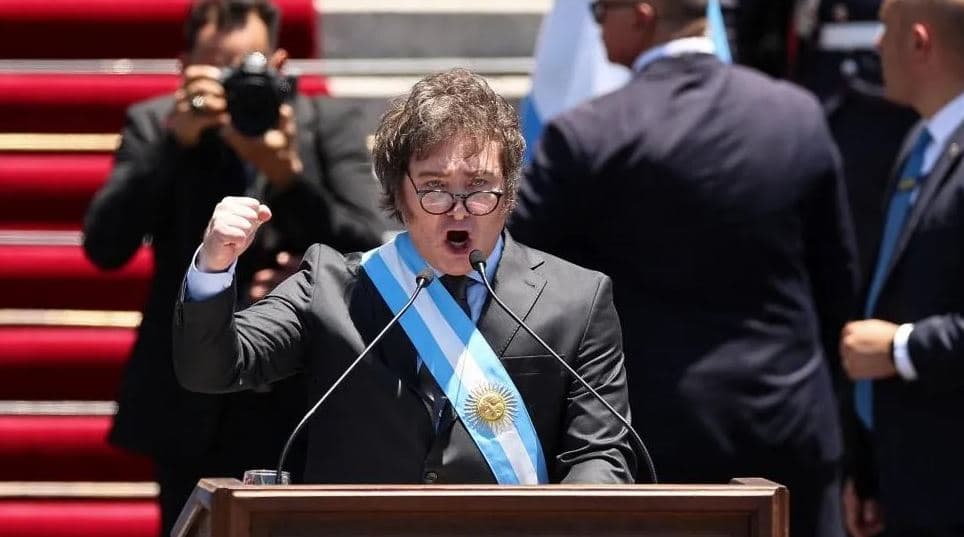 Javier Milei merr detyrën në Argjentinë, zotohet për trajtim të shokut ekonomik 