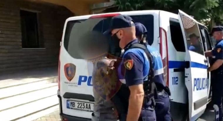 Qarkullonte me armë me silenciator, pranga 27-vjeçarit në Elbasan