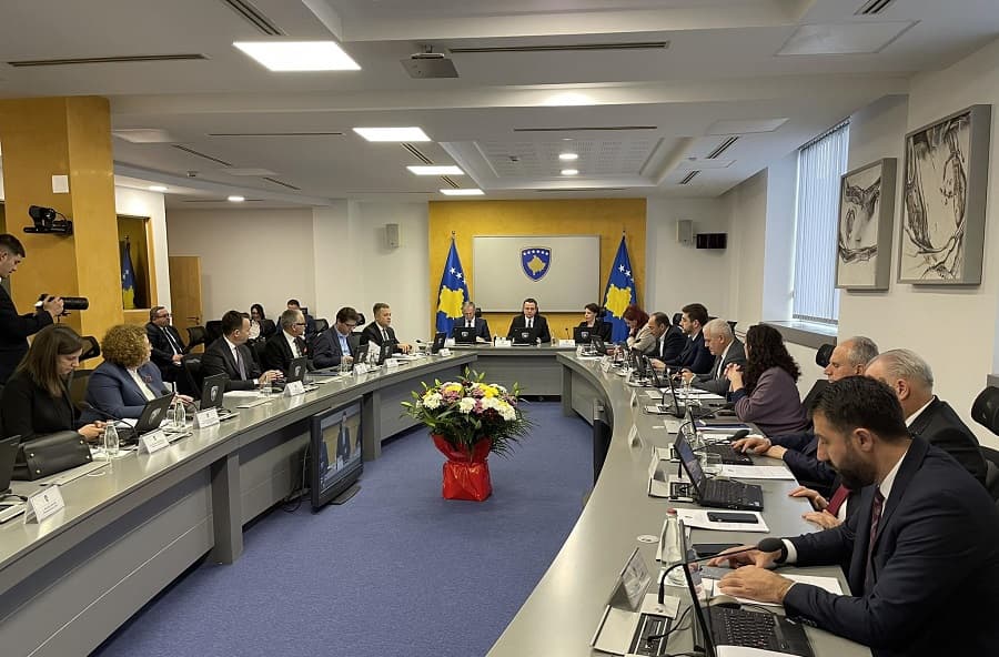 Qeveria e Kosovës ndan për fundvit nga 100 € për fëmijët dhe pensionistët