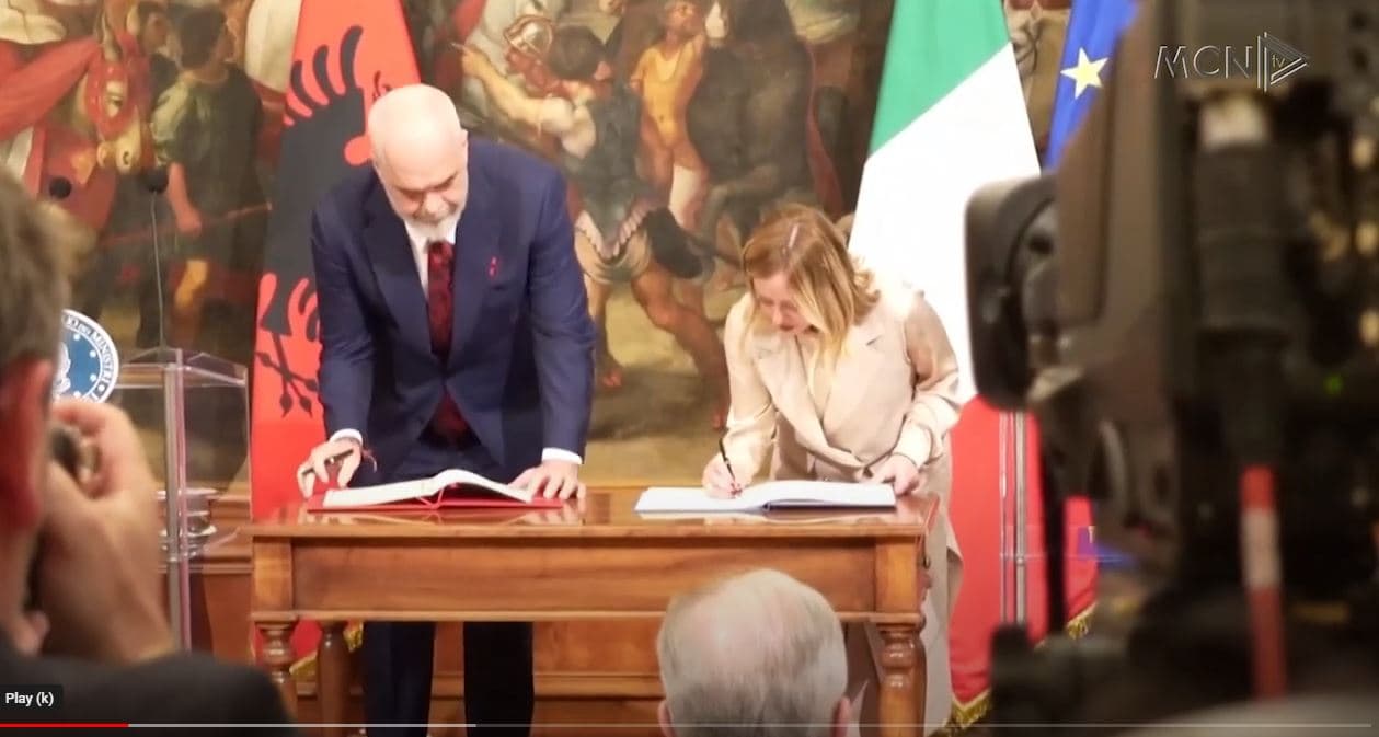 Kushtetuesja përçan PS për emigrantët. Çuçi: S’tërhiqemi nga marrëveshja me Italinë, Krashi kundër (VIDEO)