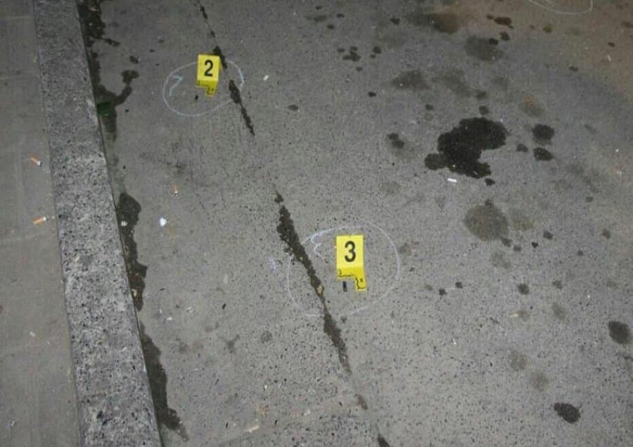 Tiranë, qëllohet me armë zjarri drejt një makine në ecje e sipër