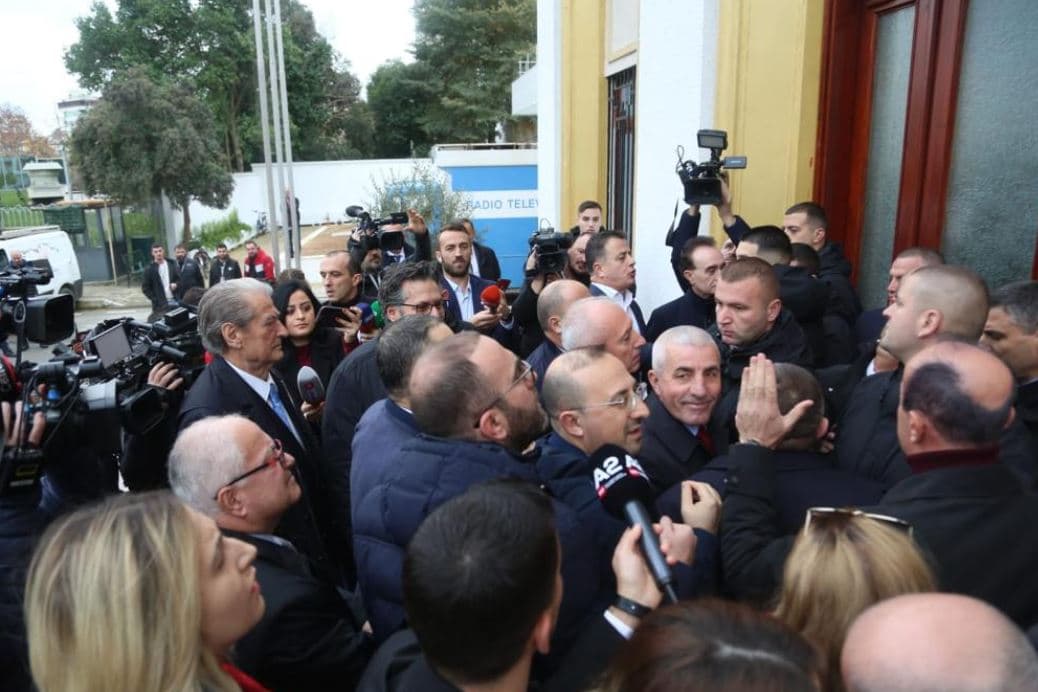 Bardhi: Parlament njëpartiak, lejohen të futen vetëm ata që mbështesin Ramën. Noka: Nuk respektoj asnjë vendim