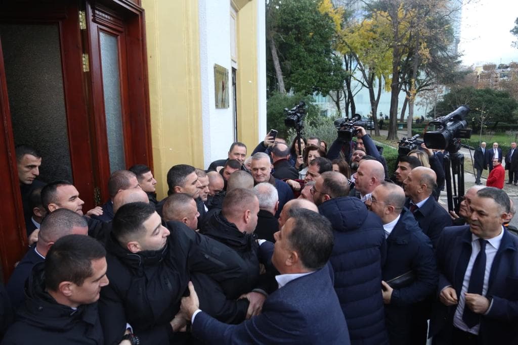 "Hape derën!"/ Deputetët e përjashtuar të opozitës tentojnë të futen në Parlament, përplasen me Gardën