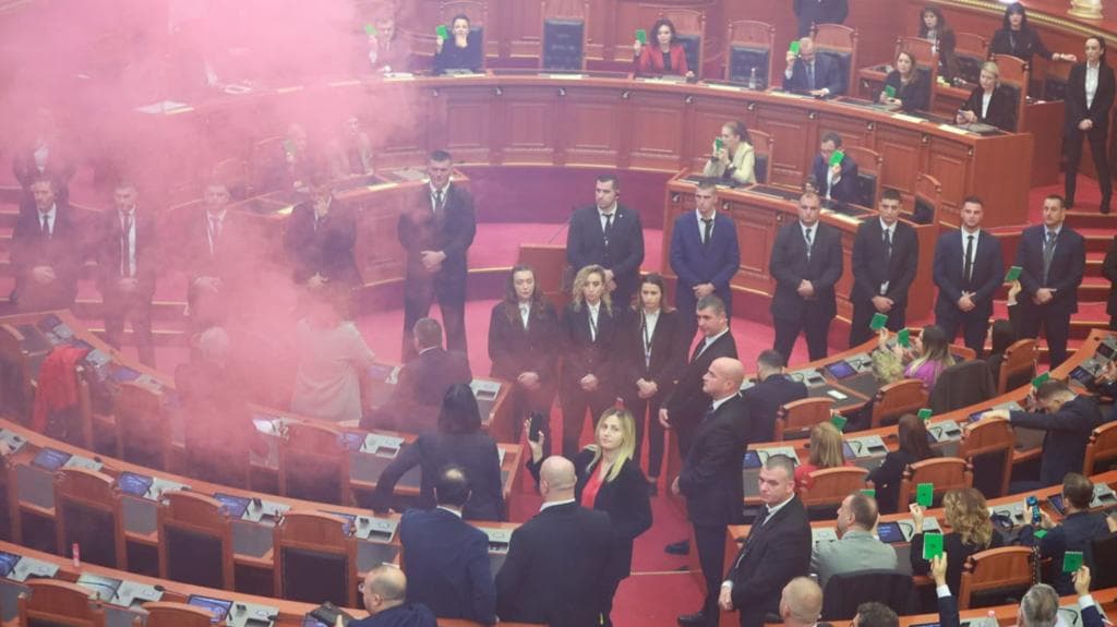 Deputetët e opozitës ndezin sërish tymuese në parlament, Nikolla kalon në pak minuta për votim projektligjet (VIDEO)