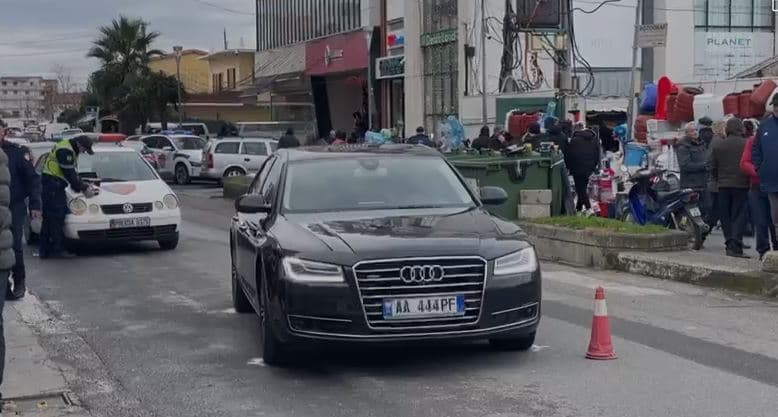 Aksident në Lezhë, makina përplas kalimtaren te vijat e bardha