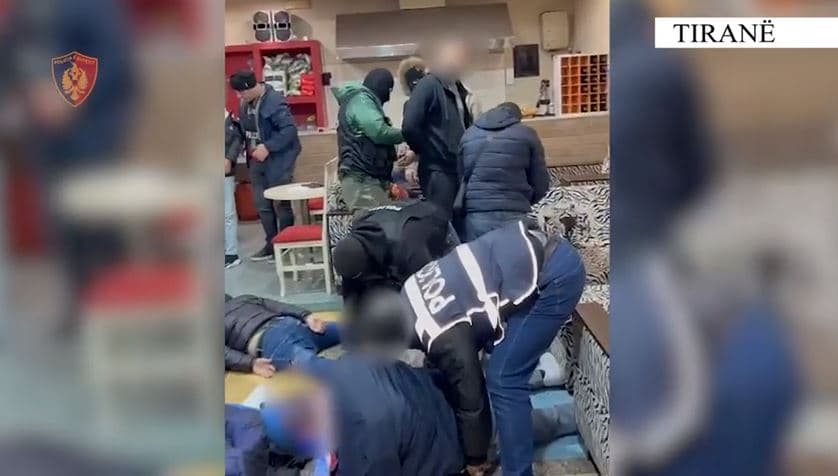  Shisnin lëndë narkotike në një lokal, arrestohen 4 të rinj në Kashar
