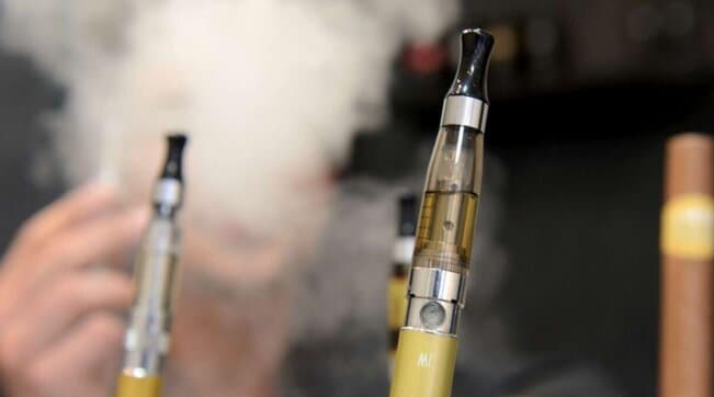 OBSH jep alarmin për cigaret elektronike: Janë të dëmshme, mjaft të përhapura tek të rinjtë
