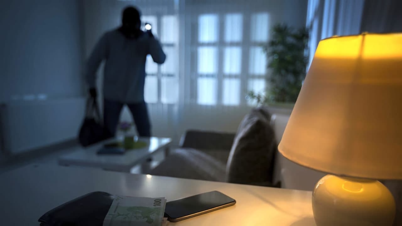 Vodhën dy banesa në Gjirokastër, arrestohen dy persona