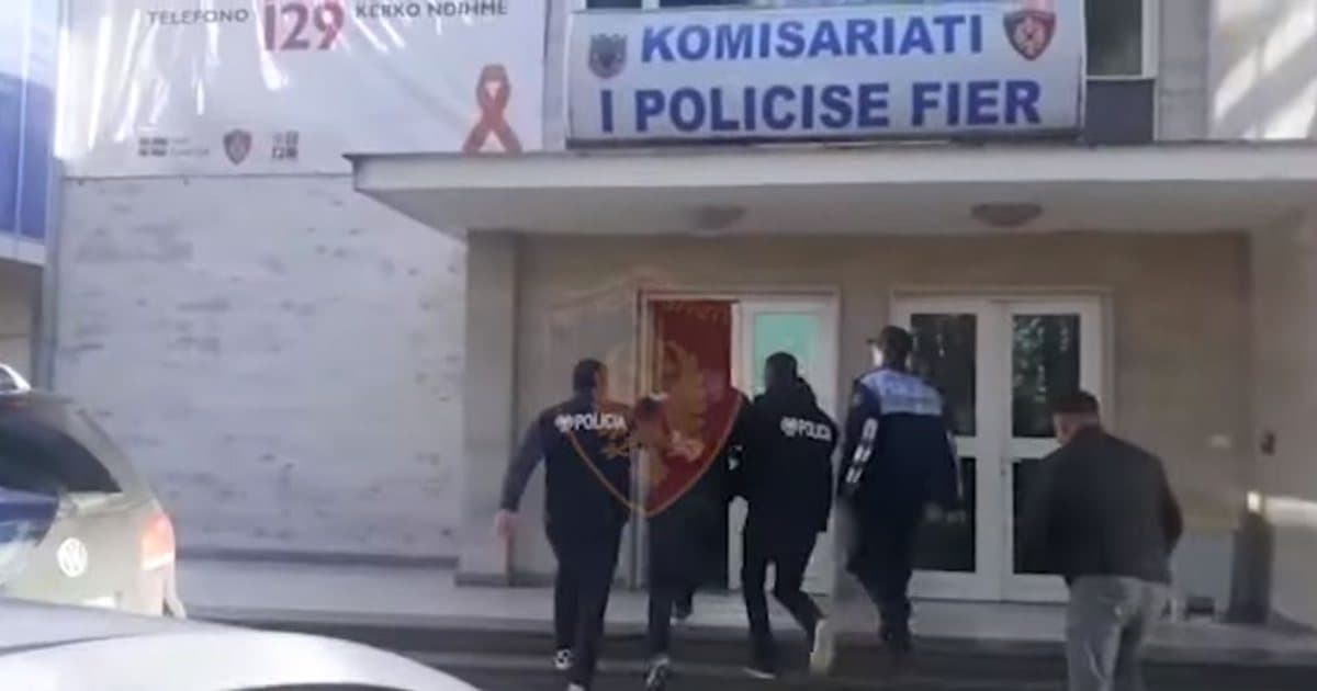 Morën peng 21-vjeçarin, arrestohen dy persona në Fier, pranga dhe policit për moskallëzim të krimit