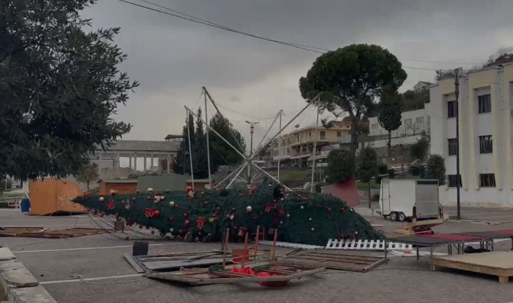 Moti i keq përfshin Lezhën, era hedh në tokë pemën dhe dekorin e Vitit të Ri