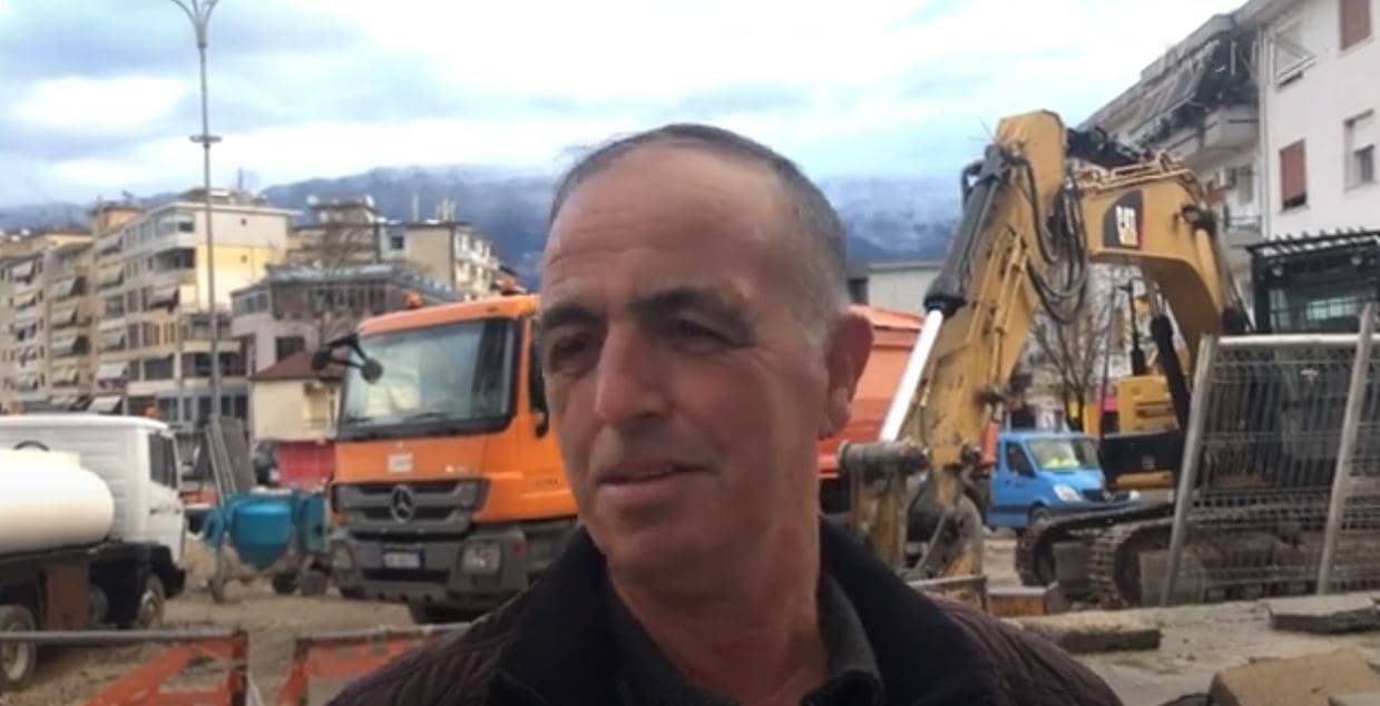 Tregtimi i qumështit mes pluhurit dhe baltës/ Konsumatorët në Gjirokastër, të shqetësuar për cilësinë (VIDEO)