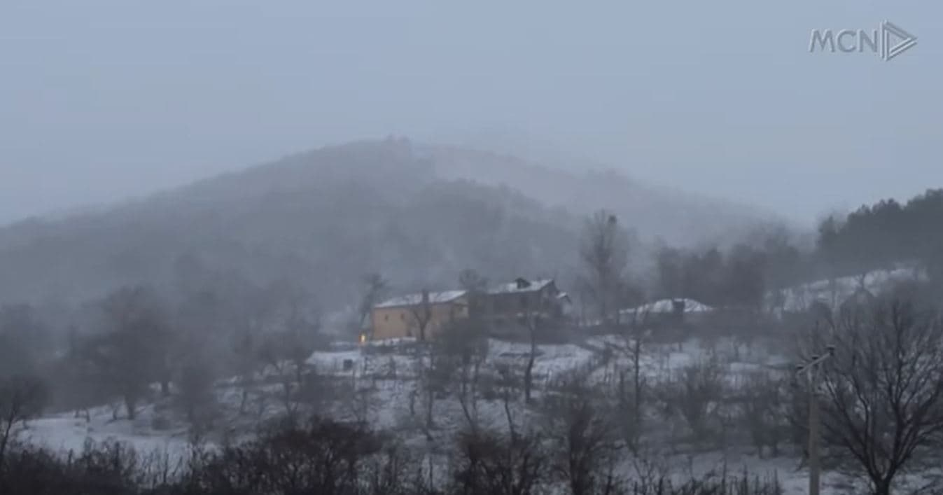 Era e fortë dëmtoi linjat elektrike/ Banorët e Mirditës dhe disa zona në Lezhë, pa energji (VIDEO)