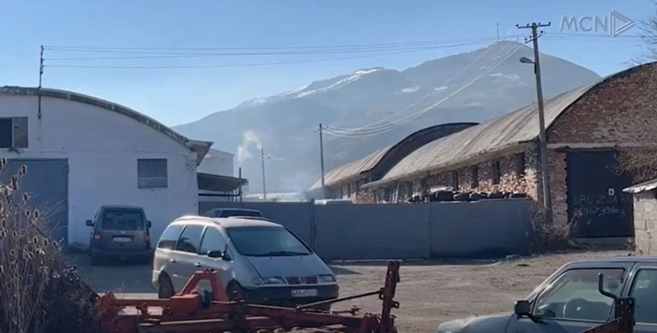 Fabrika ndot fshatin Libonik/ Banorët në protestë: Institucionet nuk japin zgjidhje (VIDEO)