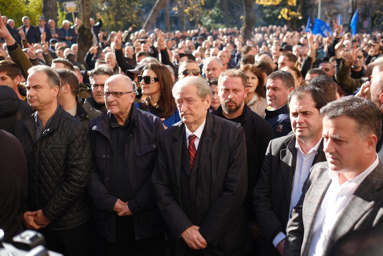 Nis protesta e thirrur nga Sali Berisha para Kryesisë së Kuvendit (VIDEO)