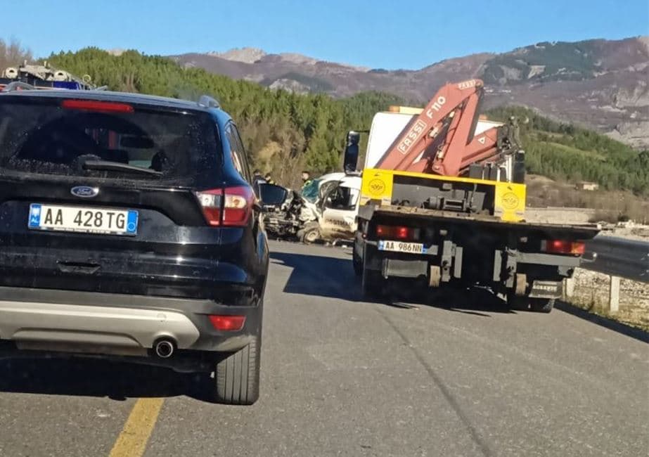 Bie makina në humnerë në Rrugën e Arbrit, humbin jetën dy persona