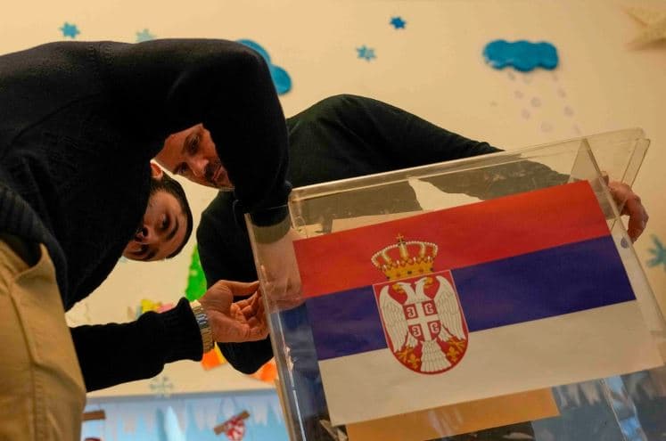 Vuçiç shpall fitore në zgjedhjet parlamentare/ Opozita kërkon anulimin e zgjedhjeve në Beograd