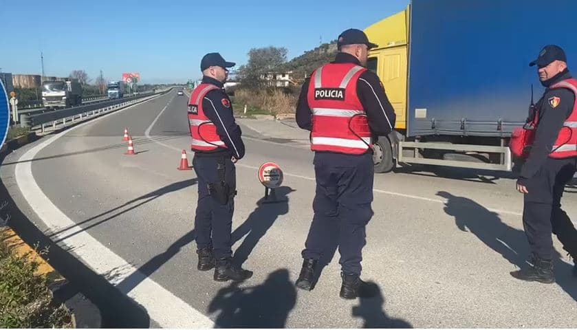 Fluks drejt kryeqytetit për protestën/ Policia kontrolle në hyrje të autostradës Vlorë-Levan