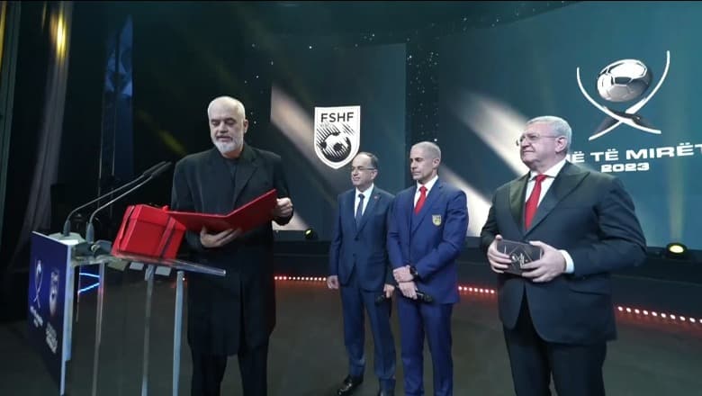 Trajneri i Shqipërisë merr nënshtetësinë shqiptare