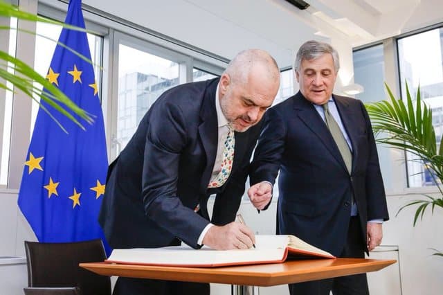Zv.kryeministri italian vizitë në Shqipëri: Do shoh nga afër vendin ku do të ngrihen qendrat e emigrantëve