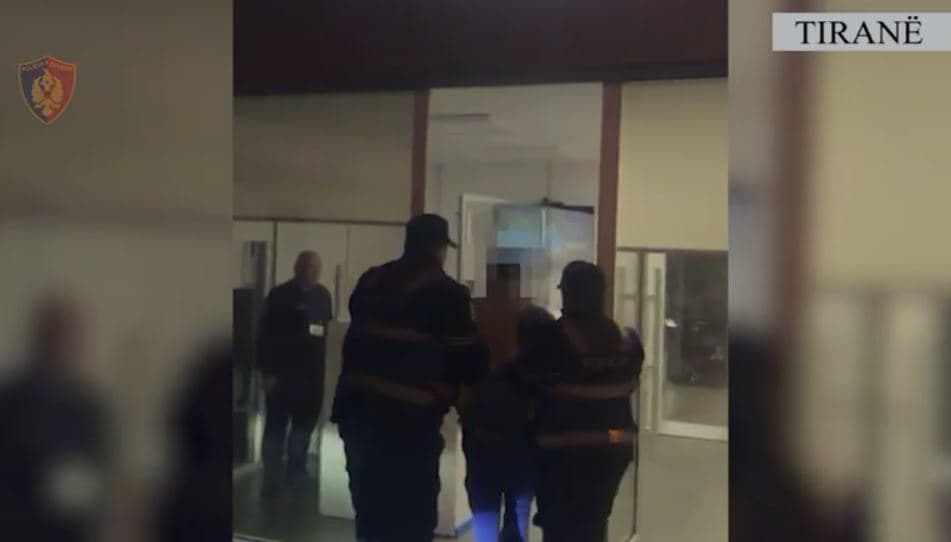Qëllon me kallashnikov në afërsi të banesës së të afërmve, vihet në pranga i riu në Tiranë