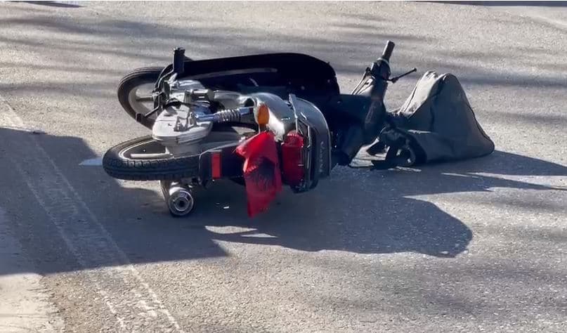 Makina përplas motorin në Fier, një i plagosur