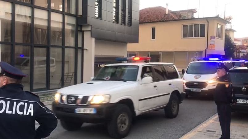 Vrasja në burgun e Peqinit, gjykata vendos "arrest me burg" për Sokol Mjacajn dhe 11 zyrtarët 