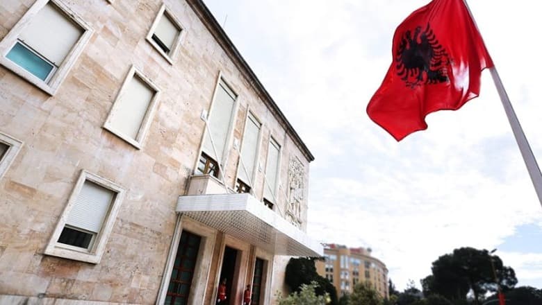 Lirohet nga detyra prefekti i Qarkut të Fierit