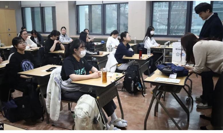 Studentët padisin qeverinë pasi mësuesi përfundon provimin 90 sekonda më herët