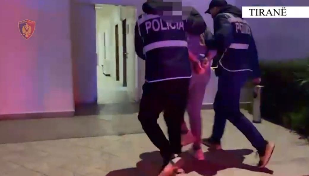 Vjedh një makinë në oborrin e një banese në Tiranë, vihet në pranga autori i dyshuar 