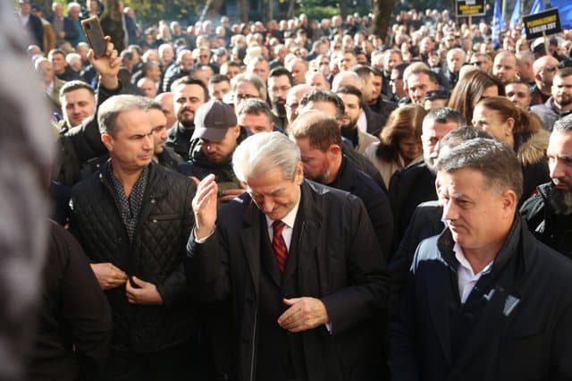 Sot votohet për imunitetin e Berishës, opozita proteston jashtë Kuvendit